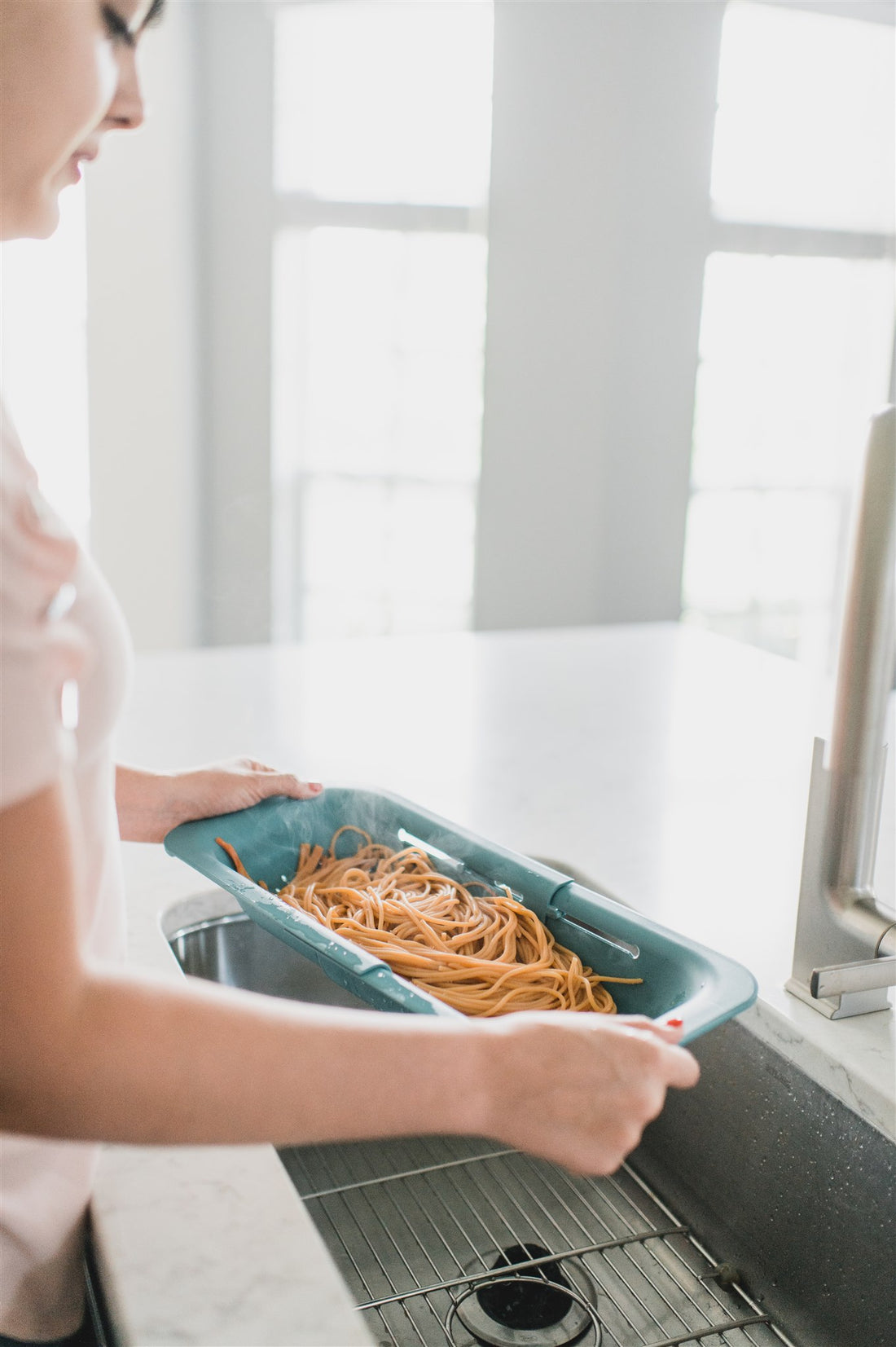 Dreamroo's over the sink colander to drain hot pasta